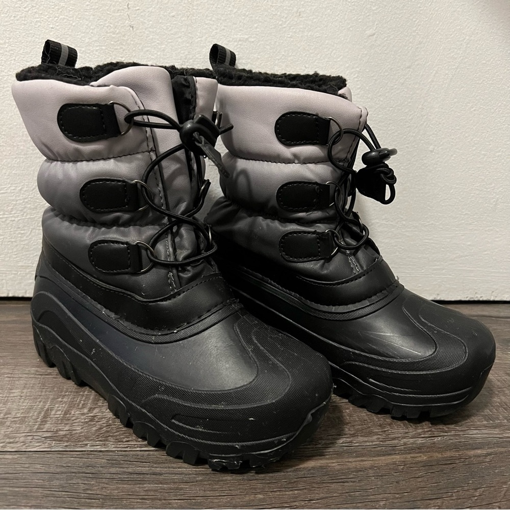 Boy's Fleece Lined Snow Boots Size 13/1 Gray Ombré
